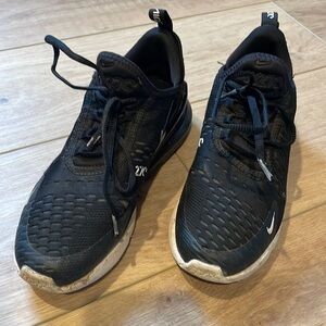 Girl Nike 270. Ok condition. Some wear and tear size 5 kids